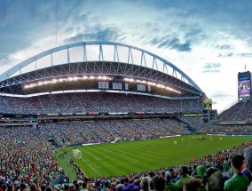 【足彩网官方网站】杨瀚森次节短暂登场遭遇防守三秒违例，教练迅速调整引发战术反思