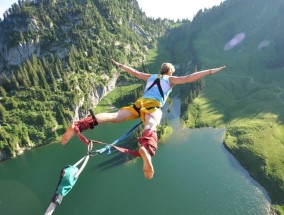 足彩网-新浪杯高尔夫赛梁文冲队成功卫冕，李昊桐刘宇婕双星闪耀助阵