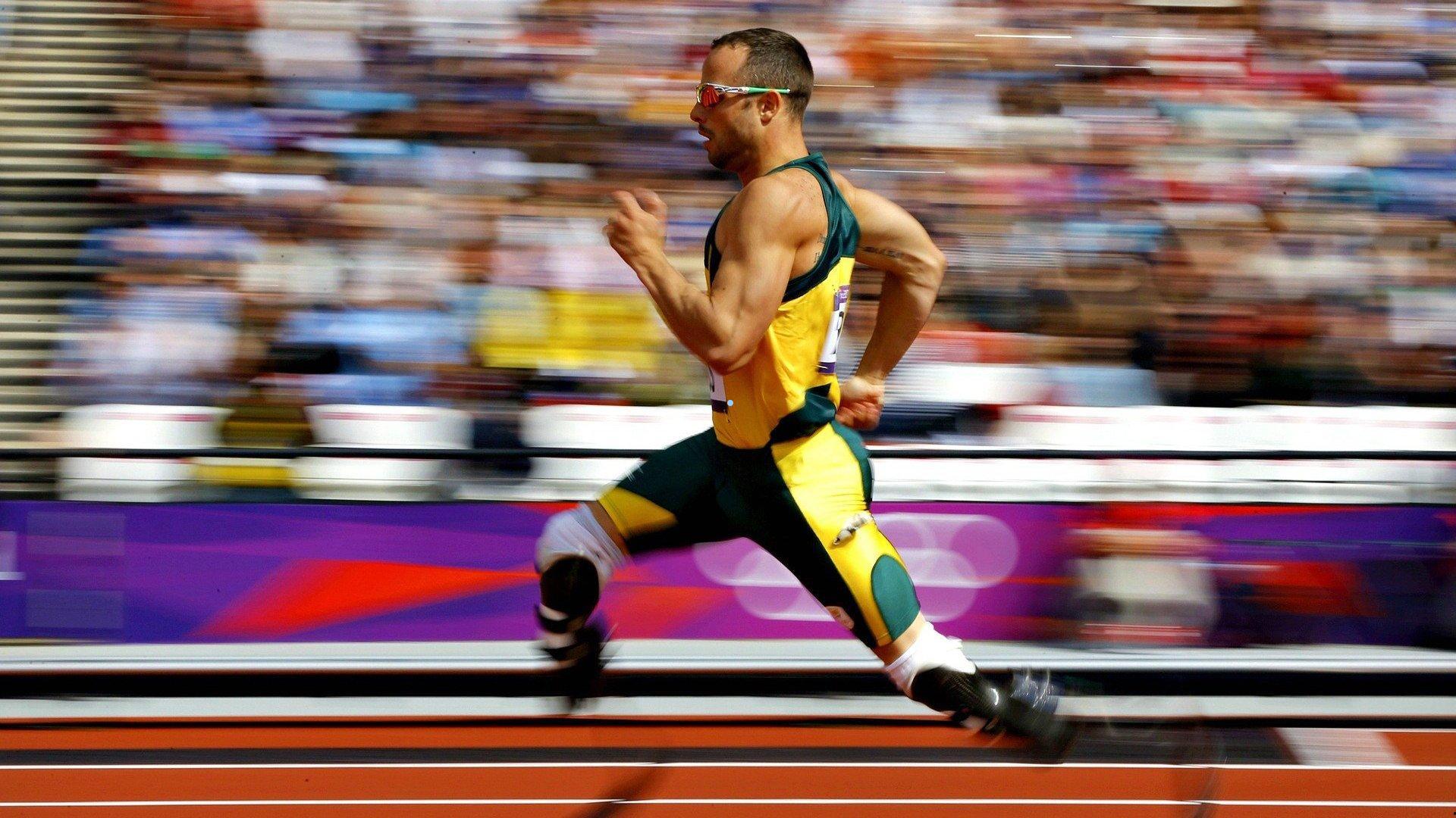 大胆整蛊！埃基蒂克训练中玩笑推范迪克，范迪克轻拍回应暖心拥抱