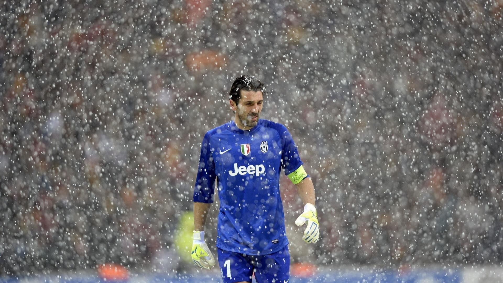 绿茵场告别季，两月内国足三传奇挂靴，张琳芃独扛亚冠荣耀火炬